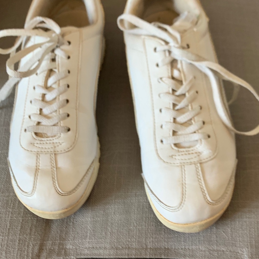 Puma Roma Basic Junior Sneakers in White used in excellent condition